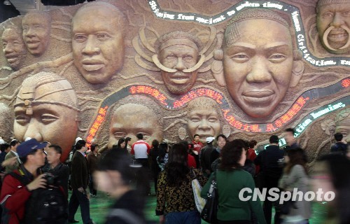 Africa Joint Pavilions have drawn a large number of visitors on Sunday. [CNS photo]
