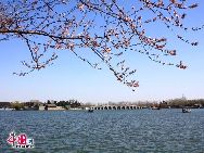 hoto shows the beautiful scenery in the Summer Palace in Beijing, capital of China. [Photo by Zhang Xiaobo]