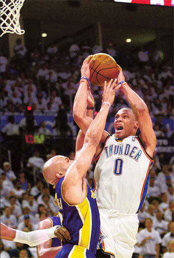 Thunder thump Lakers to even series