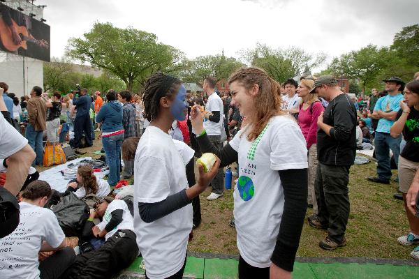  A woman helps her friend make up as the Na&apos;vi in the movie Avator at a concert named Climate Rally at the National Mall in Washington D.C, capital of the United States, April 25, 2010.[Xinhua]