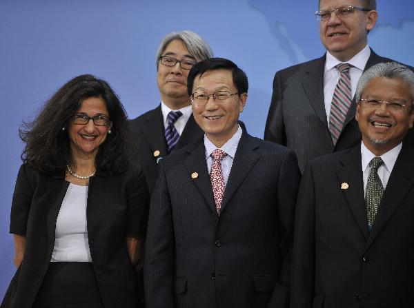 Chinese Finance Minister Xie Xuren (C, Front) and other participants pose for a group photo prior to the IMF-World Bank Development Committee meeting in Washington April 25, 2010. [Zhang Jun/Xinhua]