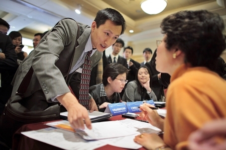 In November 2009, a job fair organized by the Shanghai government in New Jersey attracted over 700 candidates, with fewer than 10 candidates being of foreign descent. 