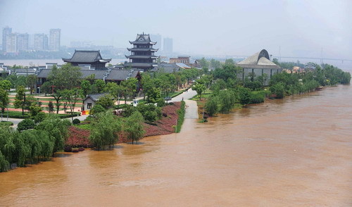 Footpaths and plants at a park are inundated by Xiangjiang River floods in Changsha, capital city of central China's Hunan Province, April 23, 2010. [Xinhua] 