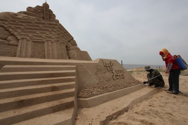 Sand sculptures welcome upcoming Shanghai Expo