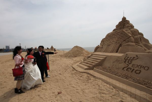 Sand sculptures welcome upcoming Shanghai Expo