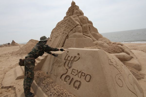 Sand sculptures welcome upcoming Shanghai Expo