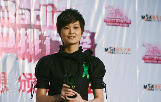 Singer Li Yuchun poses with her award trophy at the Music Radio China Top Chart Awards in Beijing on April 24, 2010.