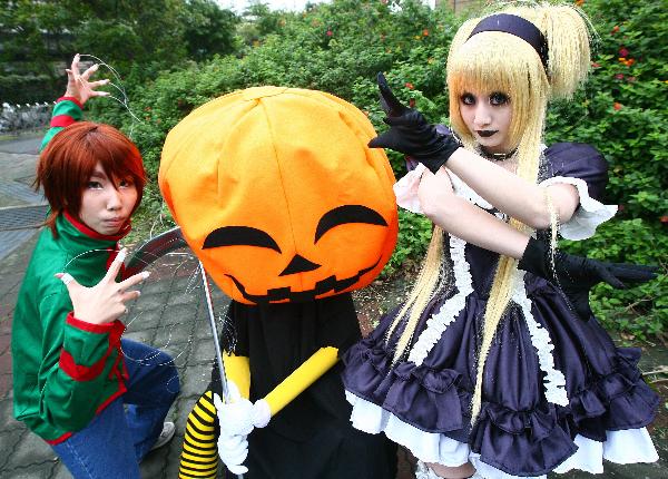 Two cosplay fans put on poses of cartoon figures during the two-day Asian Cosplay Innovative Creation Exhibition in Taipei, Taiwan, April 24, 2010. More than 1,000 cosplay fans took part in the exhibition. 