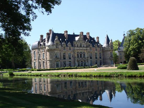 Le Chateau D&apos;Esclimont, France. [CRI]