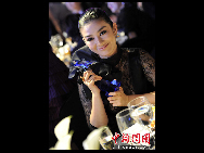 Chinese actress Huang Yi attends the 2010 BAZAAR Star Charity Night gala in Shanghai, April 25, 2010. A total of 400 showbiz stars, entrepreneurs and celebrities attended the event. [Chinanews.com]