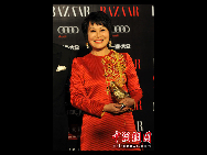 Yue-Sai Kan attends the 2010 BAZAAR Star Charity Night gala in Shanghai, April 25, 2010. A total of 400 showbiz stars, entrepreneurs and celebrities attended the event.  [Chinanews.com]