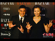 Chinese host David Wu (L) and hostess Ke Lan attend the 2010 BAZAAR Star Charity Night gala in Shanghai, April 25, 2010. A total of 400 showbiz stars, entrepreneurs and celebrities attended the event.  [Chinanews.com]