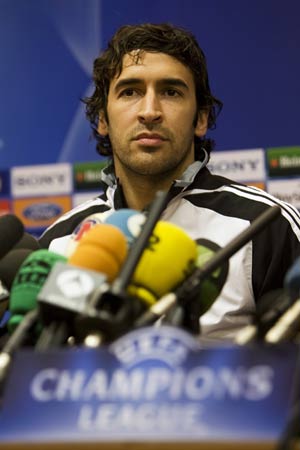 Real Madrid's captain Raul Gonzalez attends a news conference before a training session at Anfield in Liverpool March 9, 2009. (Xinhua/Reuters Photo) 