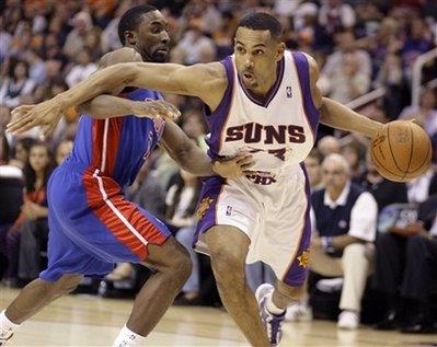 Phoenix Suns forward Grant Hill, right, drives to the basket around Detroit Pistons guard Ben Gordon during the fourth quarter of an NBA basketball game Sunday, Nov. 22, 2009, in Phoenix.  (Photo: CCTV.com/AP Photo) 