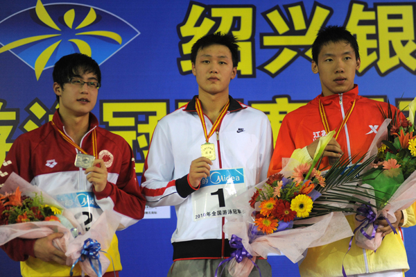 Gold medalist Zhang Lin (C) of the Beijing team poses with silver medalist Dai Jun (L) of the Shanghai team and bronze medalist Zu Lijun of the Jiangsu team during the awarding ceremony for the men's 1500m freestyle final at the Chinese Swimming Championships in Shaoxing, east China's Zhejiang Province, April 26, 2010. (Xinhua/Xu Yu) 