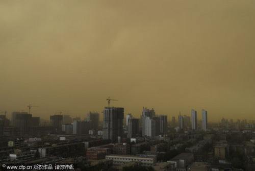 A serious sandstorm hits Shijiazhuang, capital city of North China's Hebei Province, on Monday, April 26, 2010. [CFP]