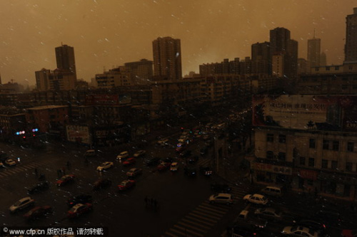  A serious sandstorm hits Taiyuan, capital city of Northwest China's Shanxi Province, on Monday, April 26, 2010.[CFP]