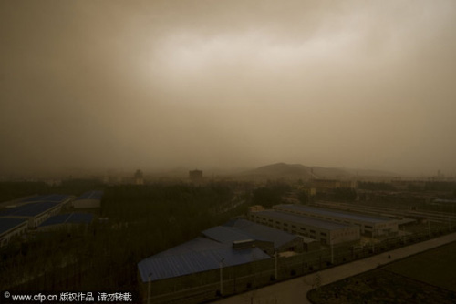 A serious sandstorm with strong winds hits Pingyin County in East China's Shandong Province on Monday, April 26, 2010. [CFP]
