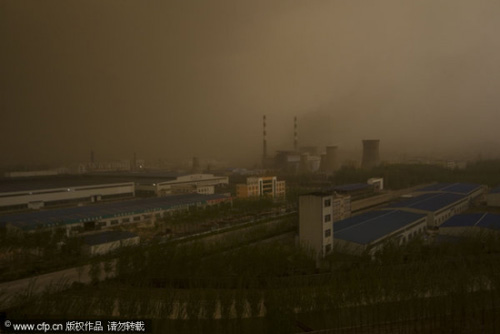 A serious sandstorm with strong winds hits Pingyin County in East China's Shandong Province on Monday, April 26,2010.[CFP]