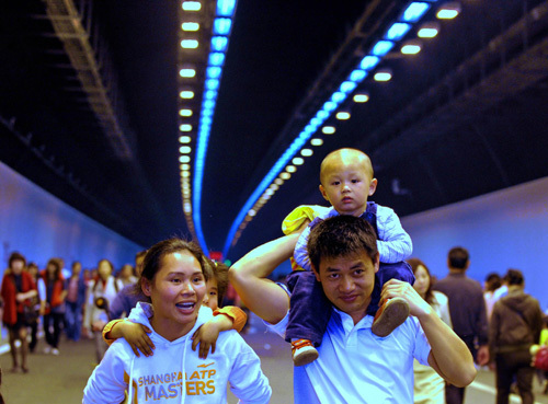 Xiamen residents visit the tunnel on April 26, 2010. [Xinhua]