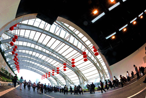 Xiamen residents visit the tunnel on April 26, 2010. [Xinhua]