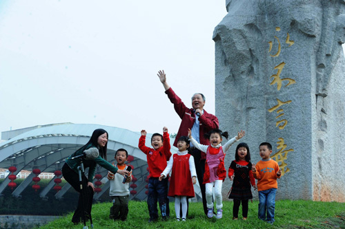 Xiamen residents celebrate the opening of the Xiang'an Tunnel on April 26, 2010. [Xinhua]