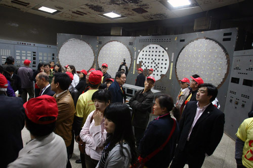 Visitors look around the 816 underground nuclear plant in Chongqing’s Fuling district, April 24, 2010. [Photo/Xinhua]