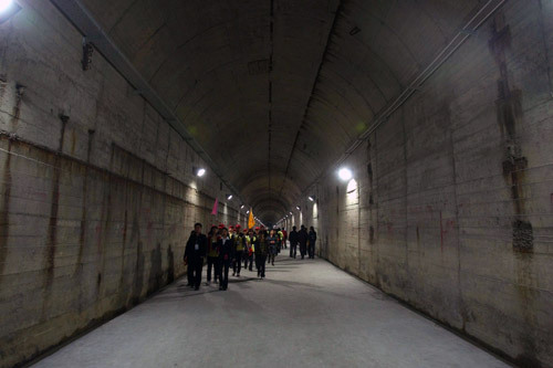 Visitors look around the 816 underground nuclear plant in Chongqing’s Fuling district, April 24, 2010. [Photo/Xinhua]