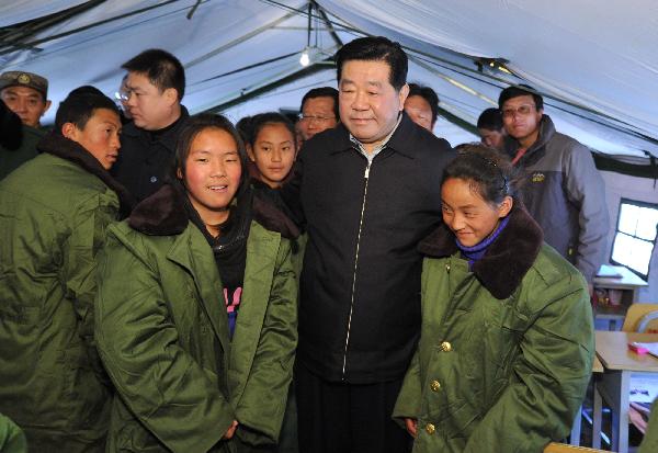 Jia Qinglin (C), chairman of the National Committee of the Chinese People's Political Consultative Conference visits the local middle school students in quake-hit Yushu County, northwest China's Qinghai Province, on April 26, 2010.