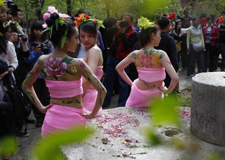 Models show body paintings during a body painting show at the scenic zone of Yangzigou in Luoyang, Henan Province, April 24, 2010. 