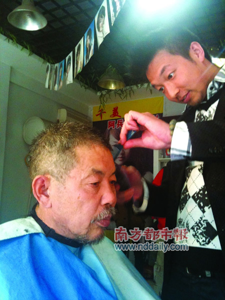 Xu Lindong gets his hair cut