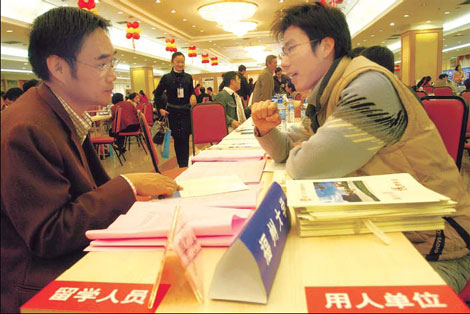  Chinese student educated abroad at a job fair held in Xiamen, Fujian province. Mo Feng / For China Daily