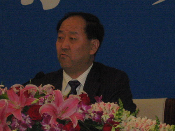 Gao Yongzhong, director of the Party Building Research Institution of the Organization Department of the CPC Central Committee, gives an overview of the history, development, and future of intra-party democracy at a news briefing for Beijing based foreign diplomats in Beijing on April 27, 2010.[China.org.cn] 