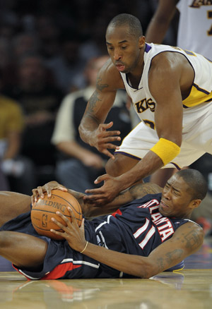 Kobe Bryant (top) of Los Angeles Lakers vies with Jamal Crawford of Atlanta Hawks during their NBA basketball game in Los Angeles, the United States, Nov. 1, 2009. (Xinhua/Qi Heng) 