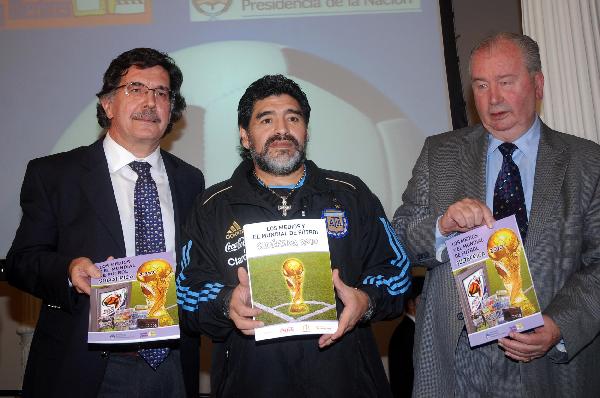 Argentina national team coach Diego Maradona (C), Julio Grondona (R), the head of the Argentine federation, and Alberto Sileoni, the minister of Argentine education, promote 2010 South Africa World Cup themed books at the Buenos Aires International Book Fair 2010 in Buenos Aires, Argentina, on April 26, 2010. (Xinhua/Roberto Azcarate)