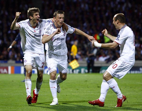 Ivica Olic (C) of Bayern Munich celebrates with team mates after scoring against Olympique Lyon during their Champions League semi-final second leg soccer match in Lyon April 27, 2010. (Xinhua Photo)