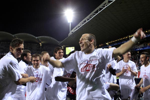 Bayern Munich's Arjen Robben (C) celebrates their win with team mates after their Champions League semi-final, second leg soccer match against Olympique Lyon in Lyon April 27, 2010. (Xinhua Photo)
