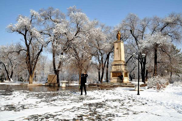 The photo taken on April 27, 2010 shows the snow scenery in a park of Zhalantun City, north China's Inner Mongolia Autonomous Region. Under the impact of cold front from Baikal, the snow started to fall down on Monday and exceeded 20mm thick in Zhalantun. [Photo: Xinhua]