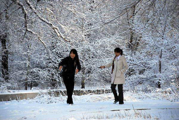 Local residents play in snow in Zhalantun City, north China's Inner Mongolia Autonomous Region, April 27, 2010. Under the impact of cold front from Baikal, the snow started to fall down on Monday and exceeded 20mm thick in Zhalantun. [Photo: Xinhua] 