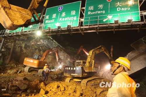 Rescuers are still searching for the buried after Sunday's landslide struck the freeway between Taipei and Keelung.