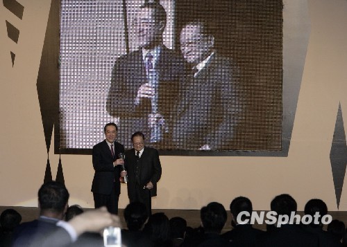 Prolific Chinese martial arts novelist Louis Cha, better known by his pen name Jin Yong, on Tuesday received the Life Achievement Award of Hong Kong Arts Development Awards 2009 in recognition of his achievements and contributions to local culture and arts.