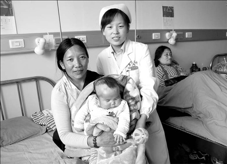 Zhang Shuying (standing), a 25-year-old nurse at Qinghai Kangle Hospital in Xining, was a savior to Kunlek Palwang, a Tibetan mother, and her little daughter. 