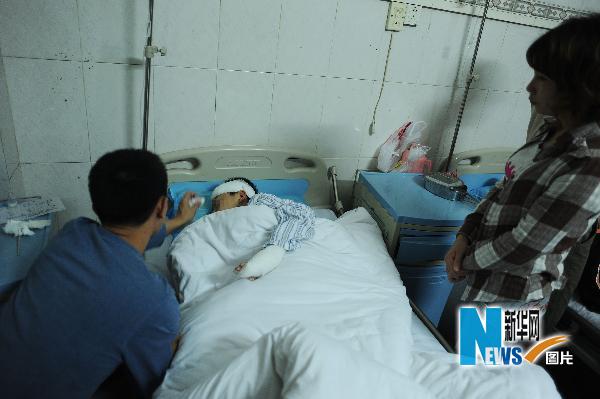 Injured student receives medical treatment. [Xinhua]