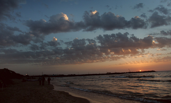 Palestinians enjoy the sunset on a beach in Gaza Strip, April 27, 2010. [Xinhua/Yasser Qudih]