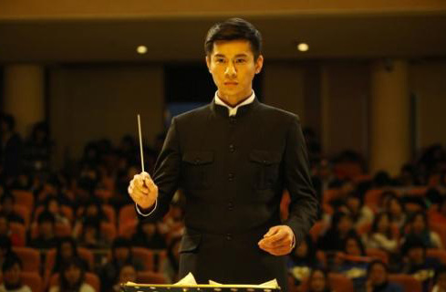 Qiao Zhenyu plays a young and talented music academy student, Mu Fan, who is so brilliant and helpful that he is admired by many girls. 