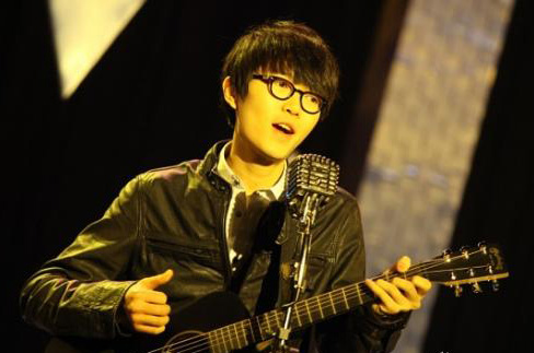 Khalil Fong plays the guitar and sings his own songs in the film. 