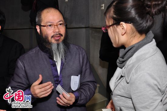 Wallace Chan talks to a journalist after the press conference. [Maverick Chen / China.org.cn]