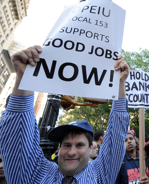 Thousands of workers and union members, who were angry over lost jobs and the taxpayer-funded bailout of banks, take part in a rally on Wall Street in New York, the United States, April 29, 2010. (Xinhua/Shen Hong)