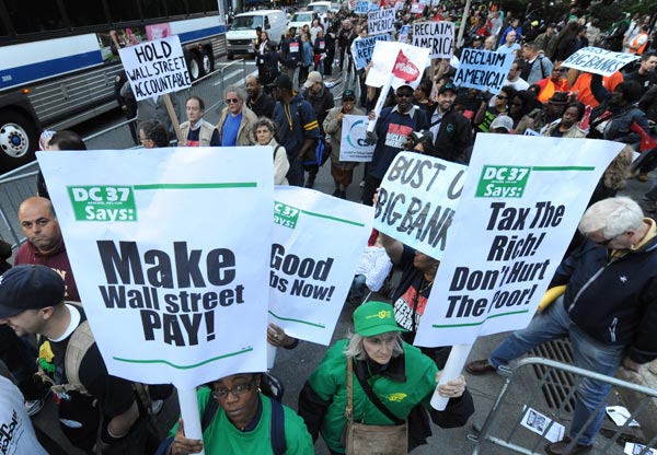 Thousands of workers and union members, who were angry over lost jobs and the taxpayer-funded bailout of banks, take part in a rally on Wall Street in New York, the United States, April 29, 2010. (Xinhua/Shen Hong)