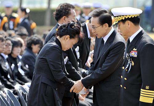 South Korean President Lee Myung-bak, 2nd right, consoles family members of victims of the sunken South Korean naval ship Cheonan during a funeral ceremony at a navy base at Pyeongtaek, south of Seoul Thursday, April 29, 2010. [Xinhua]